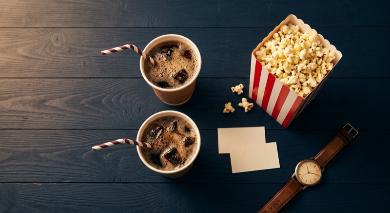 映画デートの費用を示すポップコーン・ドリンク・チケット・腕時計